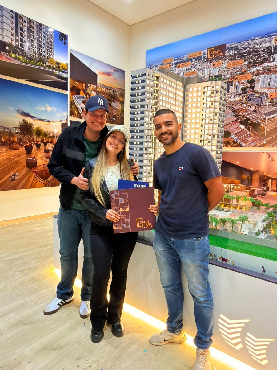 Daniel, da EAIMAN, com clientes na assinatura do Cidade Lapa Perdizes